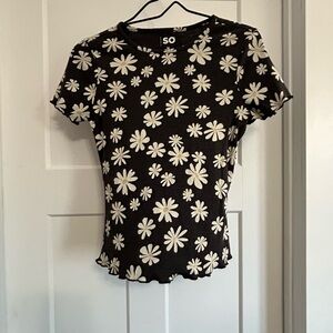 Juniors Sonoma Fitted T-shirt. Daisy Print. Size Medium. Worn once.